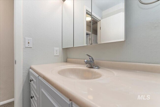 Building Photo - Updated Kuna Home with Private Backyard