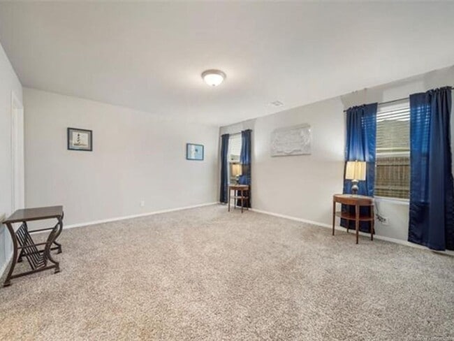 Building Photo - Spacious 3 Bed 2 Bath Home with 2 car gara...