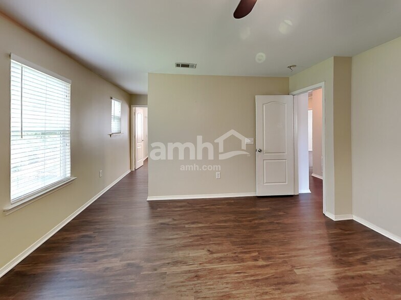 Building Photo - 427 Bougainvillea Ct