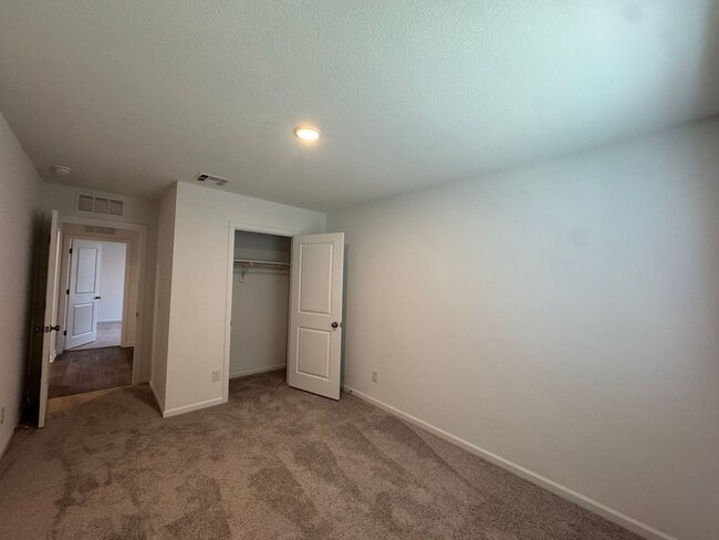 Building Photo - Laughlin Ranch New 3 Bed, 2 Bath close to Water, on Parkway