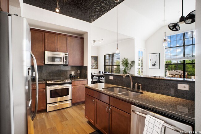 Building Photo - 2 Bedroom/2 Bath The Pinnacle At Oak Hills