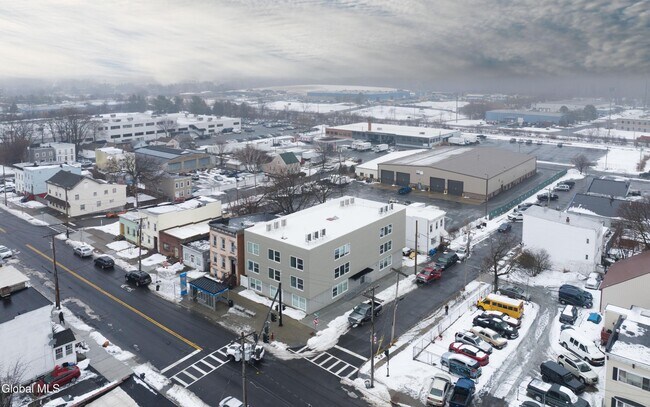 Building Photo - 33 Centre St