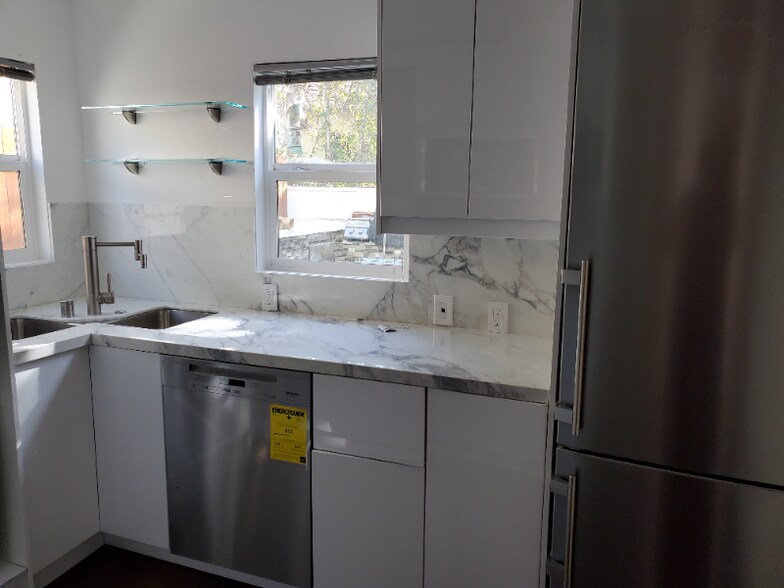 Building Photo - 3004 Kelton Ave