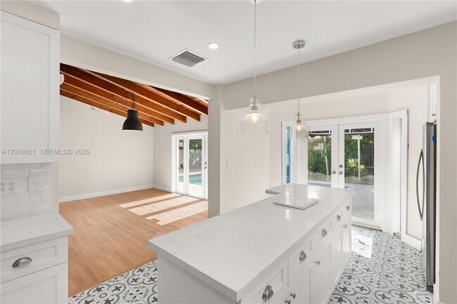 Building Photo - 5614 San Vicente St
