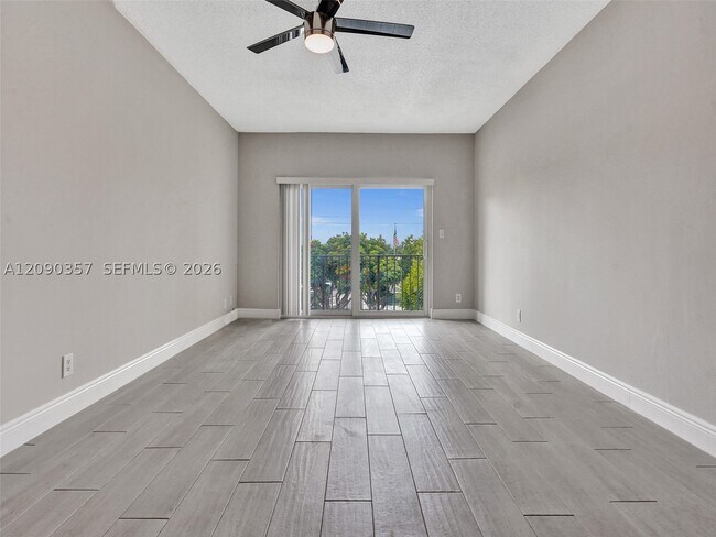 Building Photo - 400 N Riverside Dr