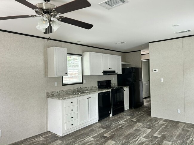 Building Photo - 38651 Tarr Dr