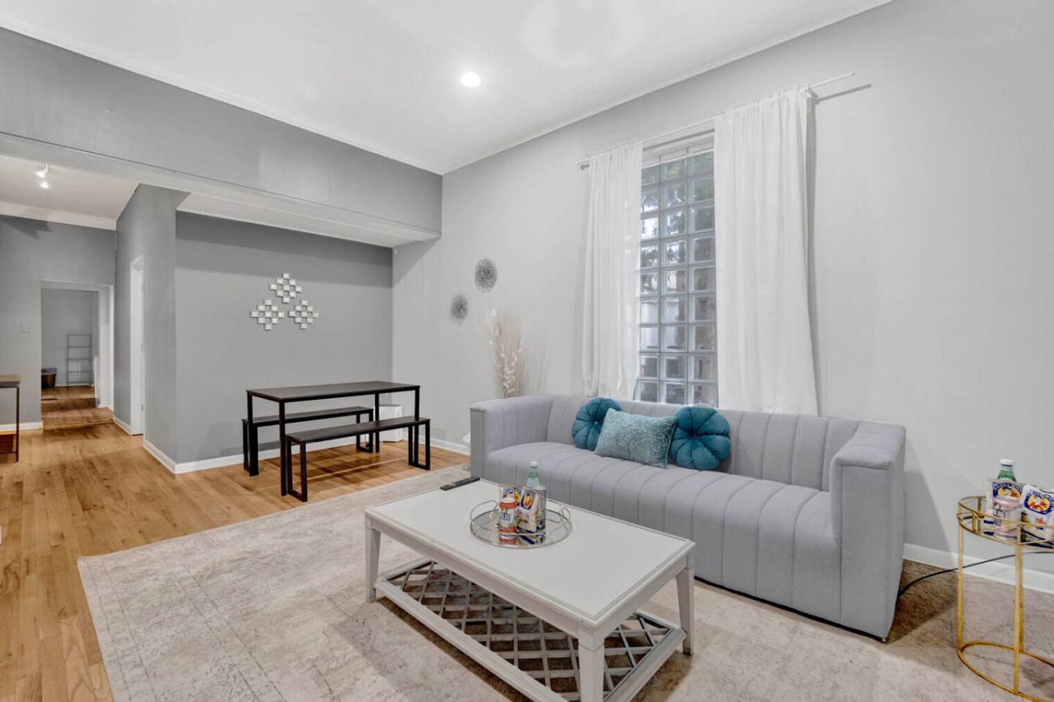 Building Photo - 1205 W Oakdale Ave