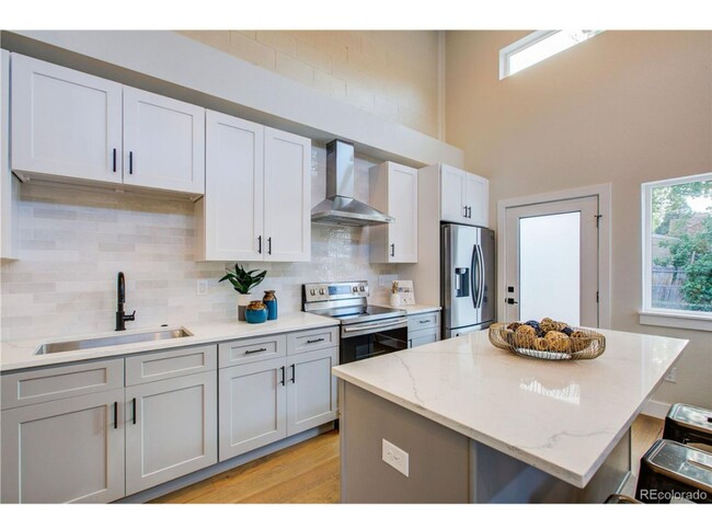 Building Photo - Unbelievable 2 Bed + Den Townhome - The Ul...