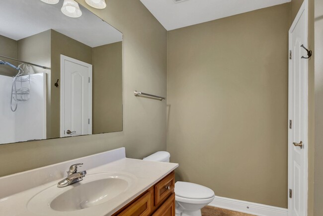 Building Photo - 3 Bedroom- 3 Full bath Small Pet Friendly ...