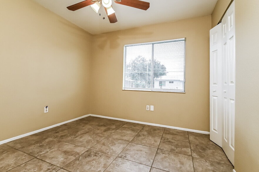 Building Photo - 2396 Roxbury Cir