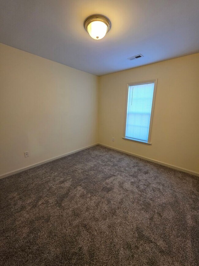 Building Photo - 3 BR Townhome in north High Point!