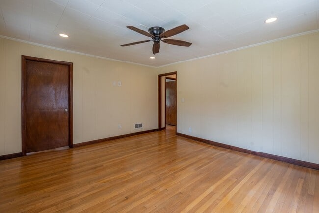 Building Photo - 3 bed and 1 bath house with fenced yard  i...