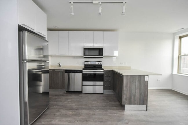 Building Photo - 940 W Winona St