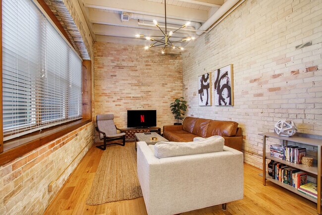 Building Photo - 110 N Harbor Dr