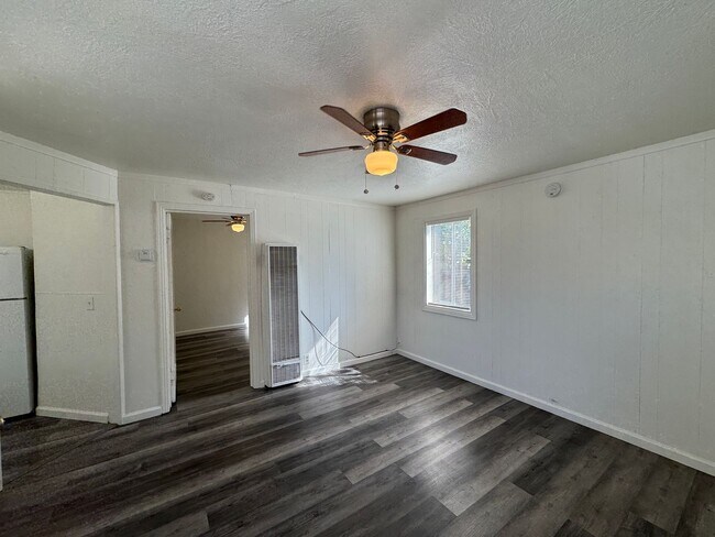 Building Photo - Cute One Bedroom Cottage with Parking Space