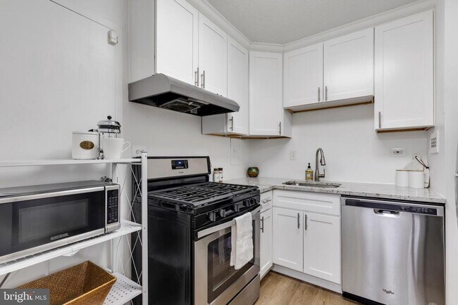 Building Photo - 2030 N Adams St