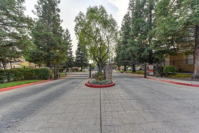Building Photo - Beautiful 2 Bedroom 2 Bathroom Condo in Ro...