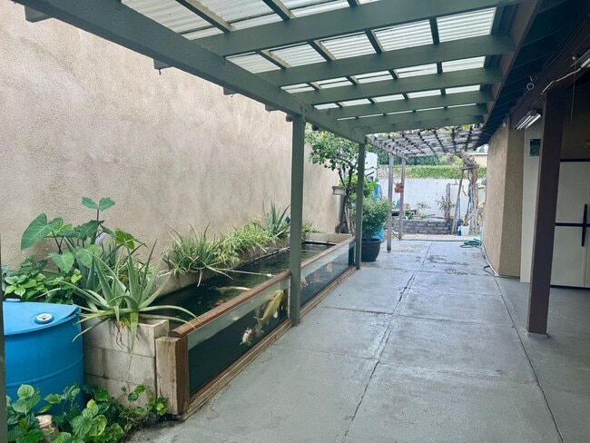 Building Photo - Charming 3 bedroom home in a great family ...
