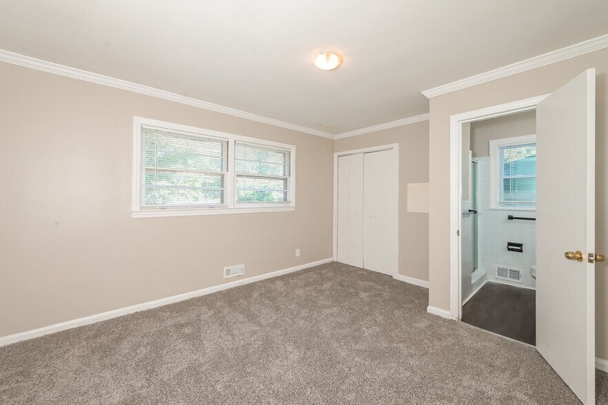 Building Photo - 1090 Longshore Dr