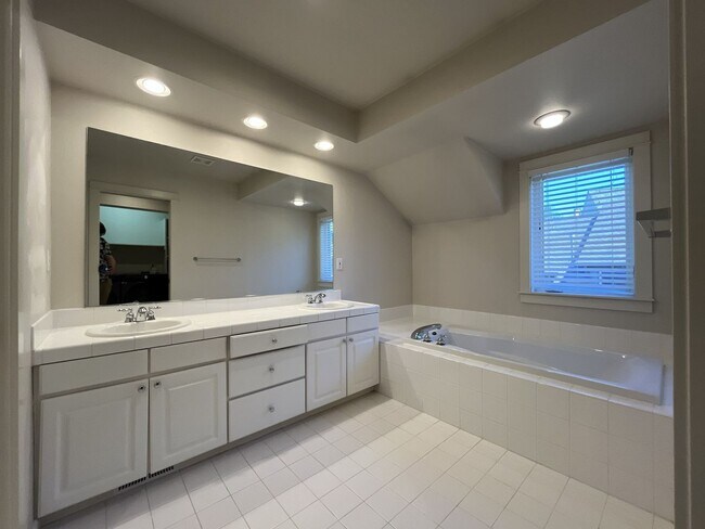 Building Photo - Incredible Forrest Park Townhome!! 2 bedroom, 2 bath, HUGE attached Garage!