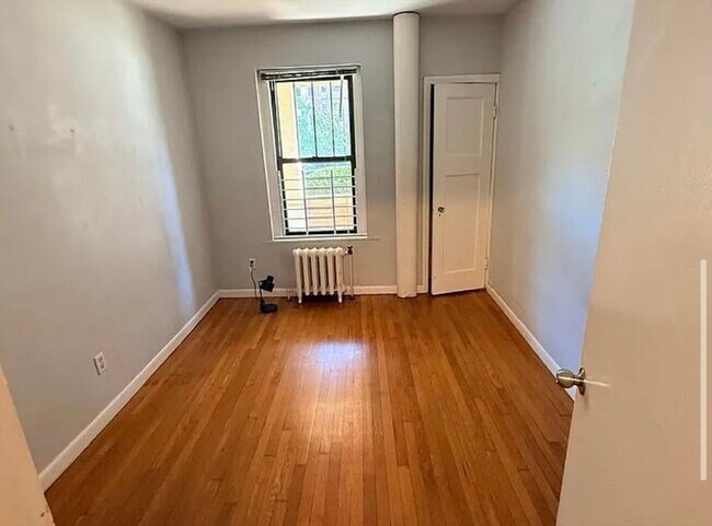 Building Photo - 452 Park Dr