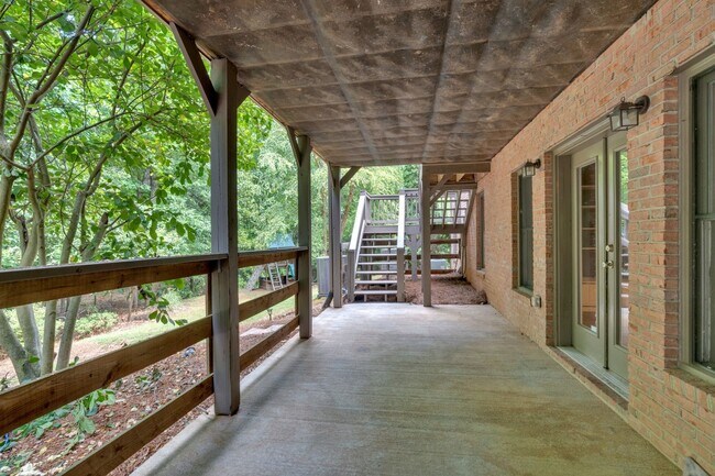 Building Photo - Spacious 7BR House in Powder Springs