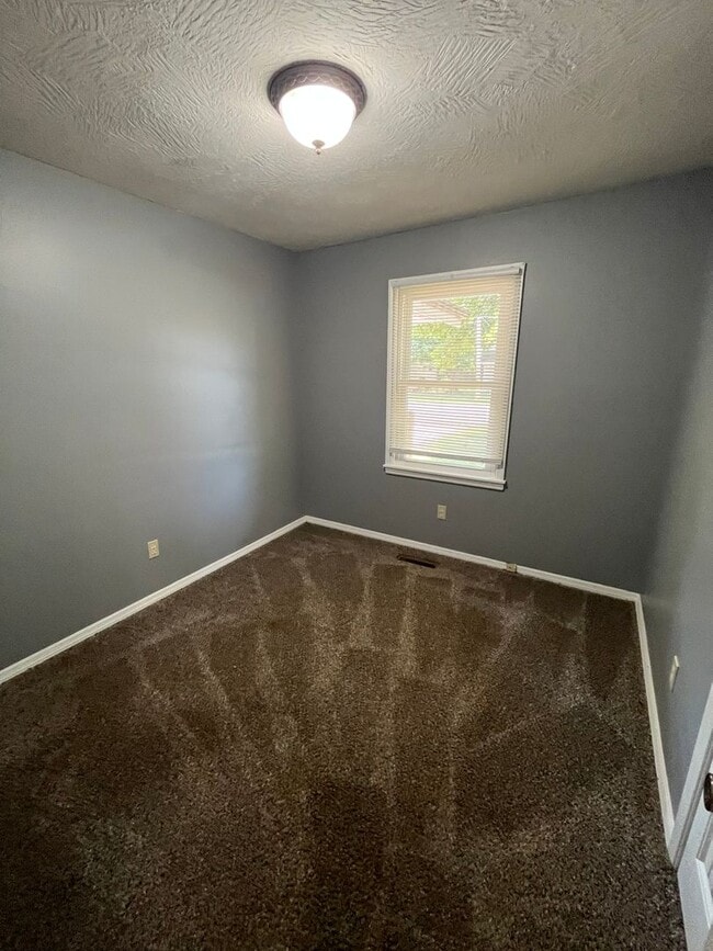 Building Photo - 3 bedroom 1.5 bath Available now!