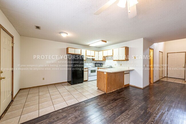 Building Photo - 684 W Martha Dr