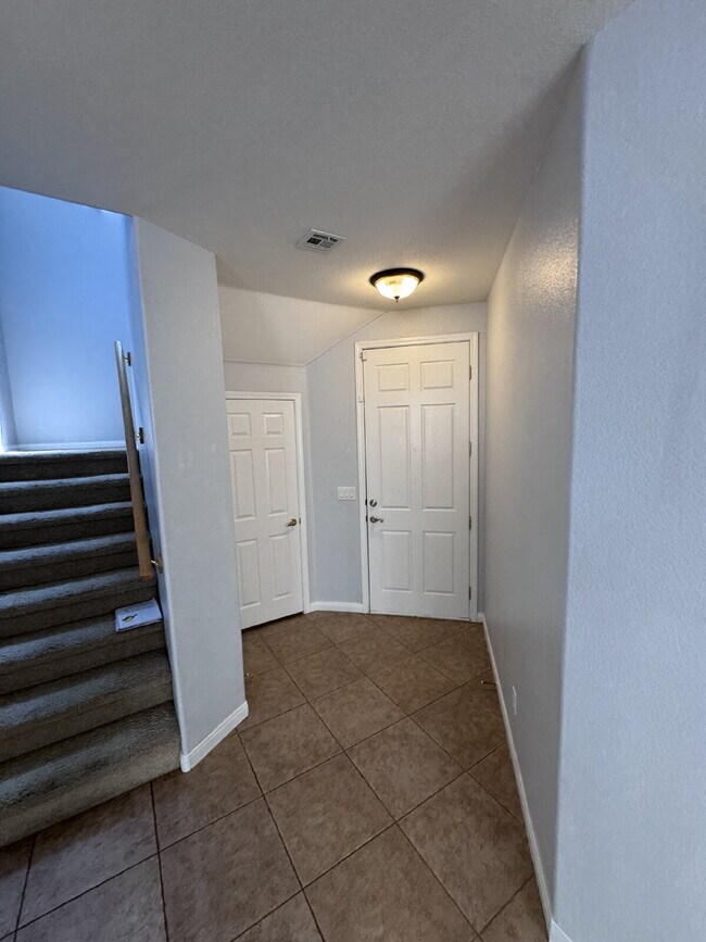 Building Photo - Centennial Hills 4-bedrooms with 2.5 bath