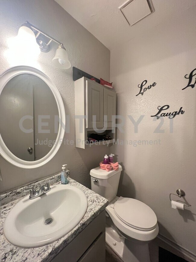 Building Photo - Spacious 2/1.5 Apartment in Denton Ready for Immediate Occupancy!