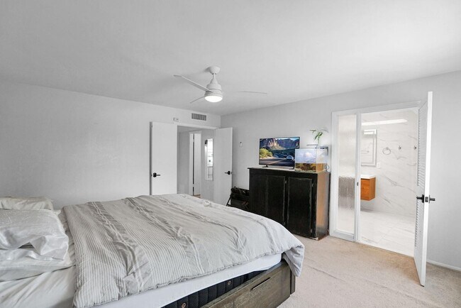 Building Photo - 2420 W Mandalay Ln