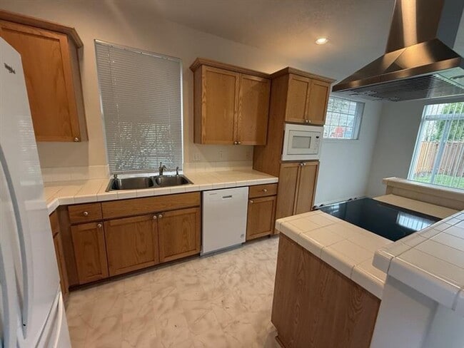 Building Photo - 1176 SE Tamora Ave