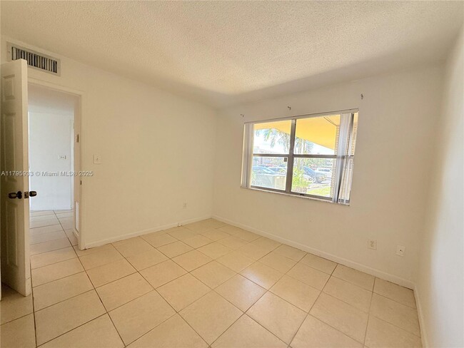 Building Photo - 1302 NE 191st St