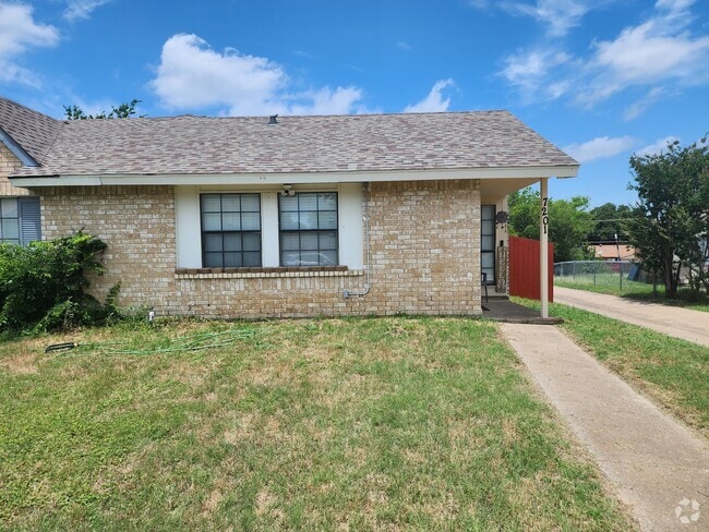 Building Photo - 7201 Pineberry Rd