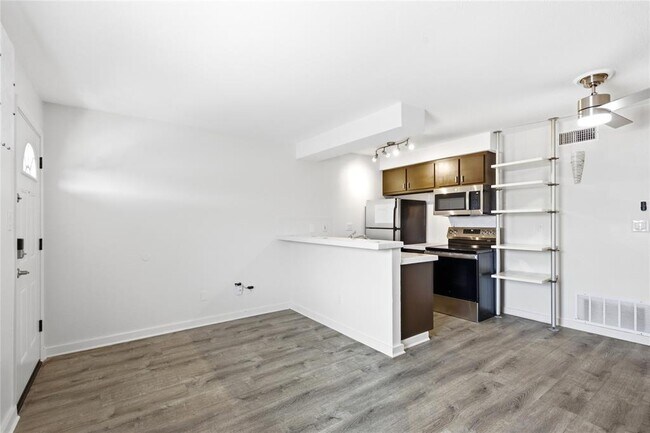 Building Photo - 2302 East Side Dr