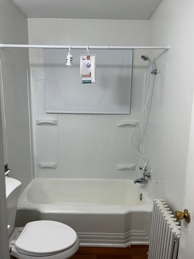 Building Photo - Upper level 1 Bedroom in W St Paul!! Move ...