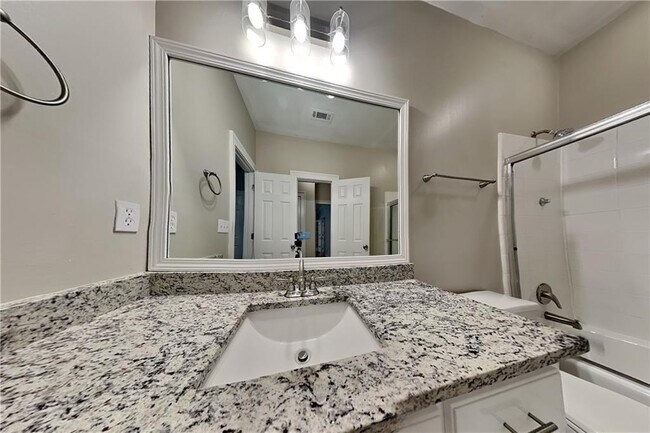 Building Photo - 601 Peach Pl