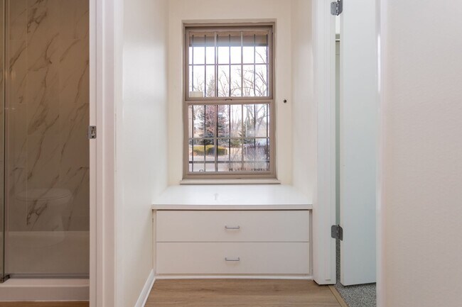 Building Photo - Spacious & Bright Broadmoor Townhome with Covered Deck!