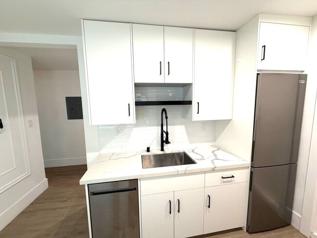 Building Photo - Tastefully remodeled Midtown Sacramento Apartment with Private Backyard Patio!
