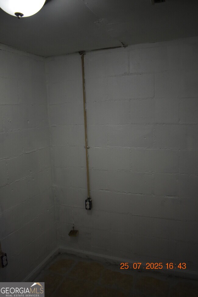 Building Photo - 1083 Nassau Pl