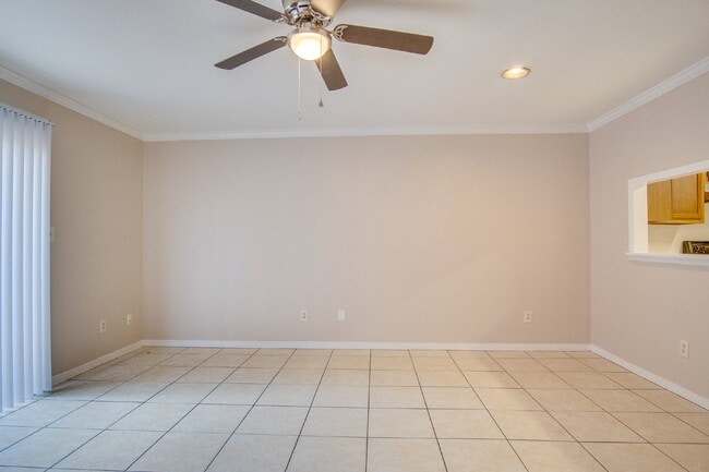 Building Photo - Charming Townhome with Fireplace & Fenced ...