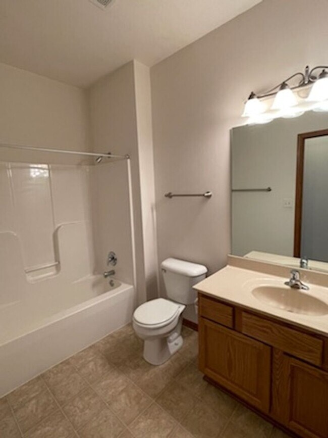Building Photo - 2 Bedroom 2 bath Condo