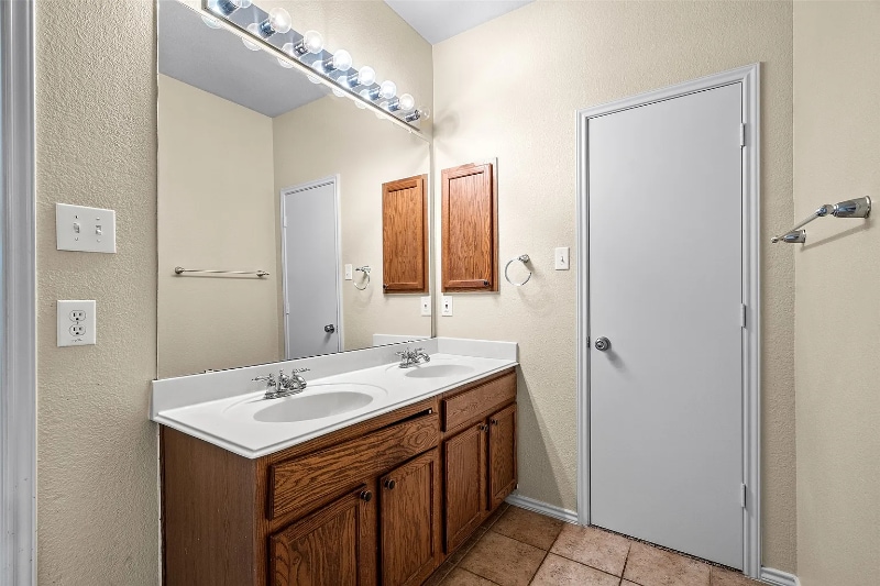 Building Photo - 13301 Evergreen Dr