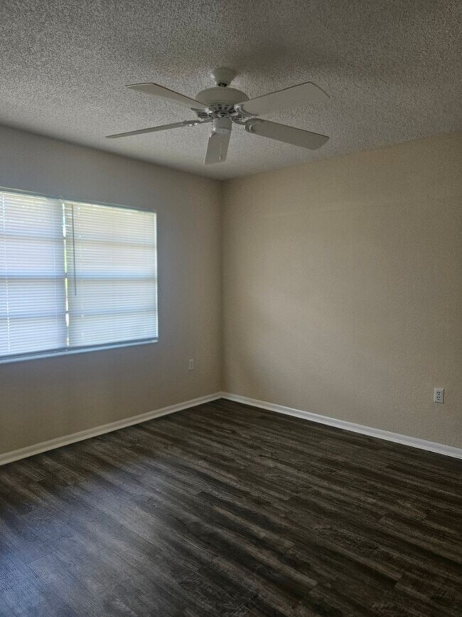 Building Photo - Port Charlotte home