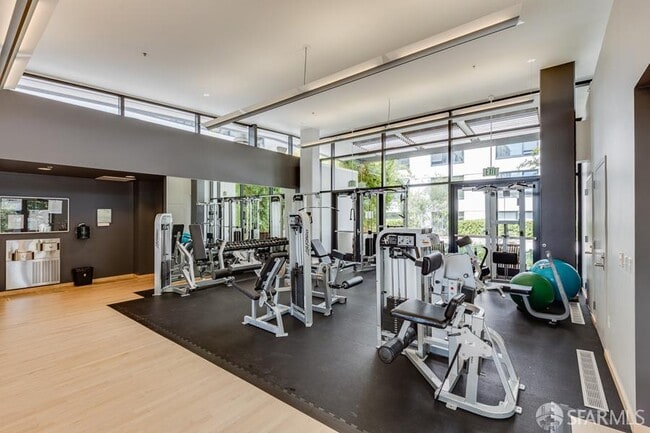 Building Photo - 250 King St