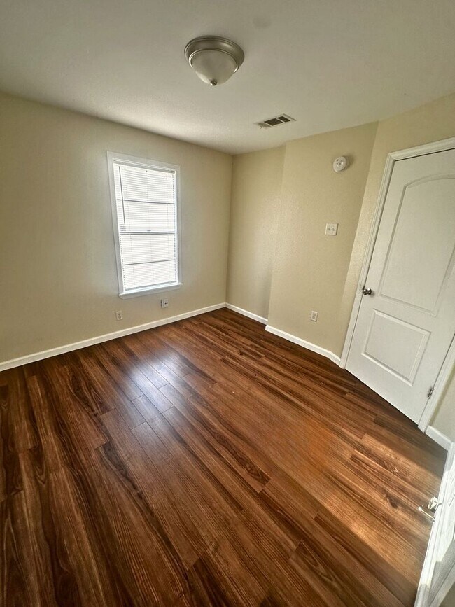 Building Photo - Cozy Charming Country Home