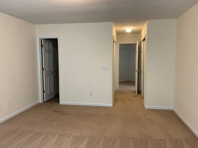 Building Photo - 3 BEDROOM SINGLE FAMILY HOME-2 1/2 bath~2 car garage~ fenced back yard~Gas fireplace