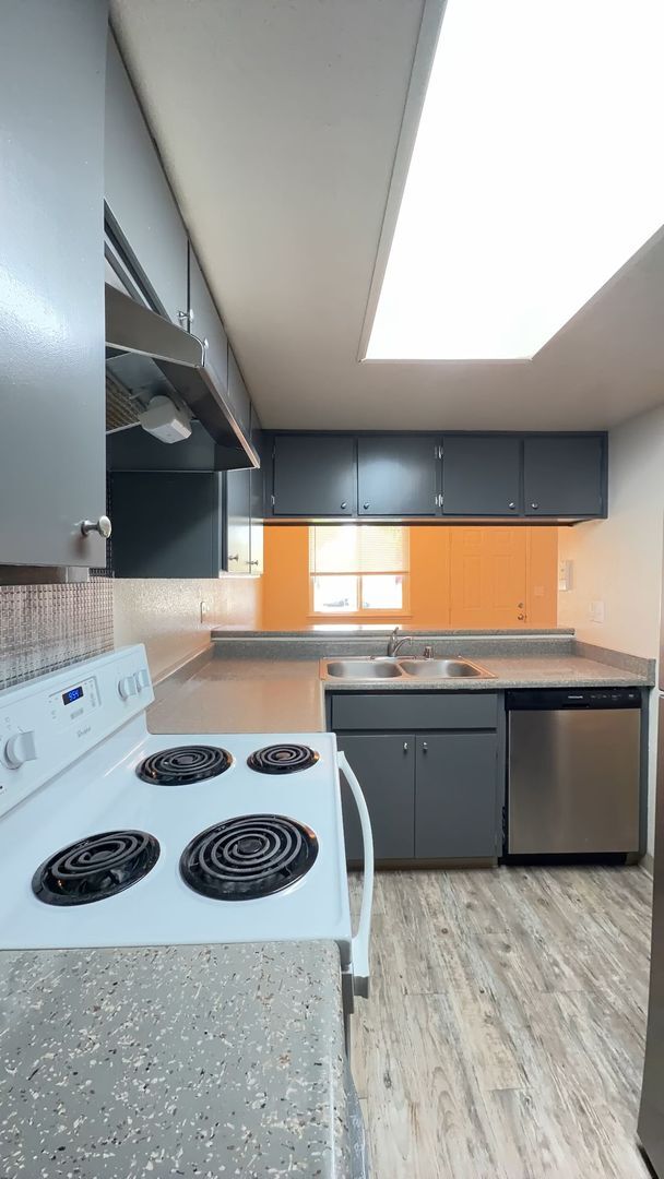 Building Photo - 2646 Pinedale #2 3 bed 1.5 bath Condo