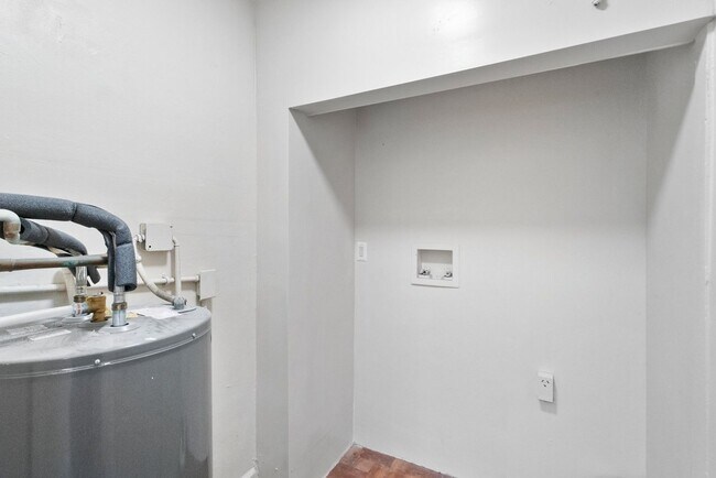 Building Photo - Cute 2bdrm/1bath Bungalo ** Section 8 OK ** Ready March 15