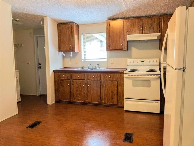 Building Photo - 584 Mountain Ridge Dr
